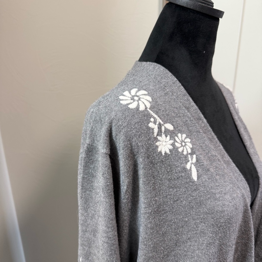 Aaeda Open Front Cardigan Sweater Grey White Floral Embroidery Soft Knit Neutral - Picture 8 of 9